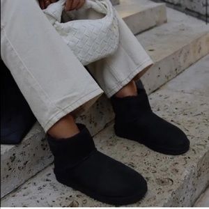 New UGG Women’s Black Classic Mini II Boot, Size 6
